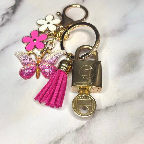 Louis Vuitton Lock & Key #201 w/ a Pink Butterfly, Daisy, Tassel Charm Keychain - Picture 1 of 5